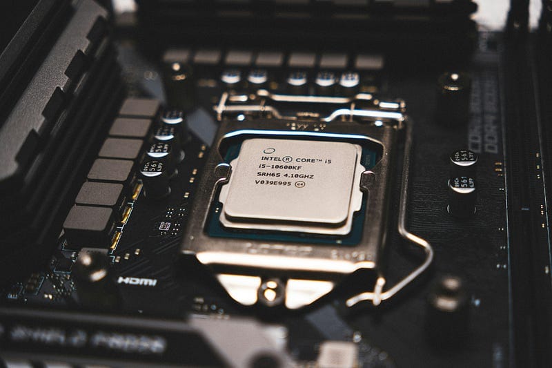 Processador Intel Core i5 encaixado no soquete de uma placa-mãe, ao lado dos pentes de memória RAM