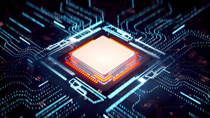 Chip de processador iluminado no centro de uma placa, com trilhas de dados em azul