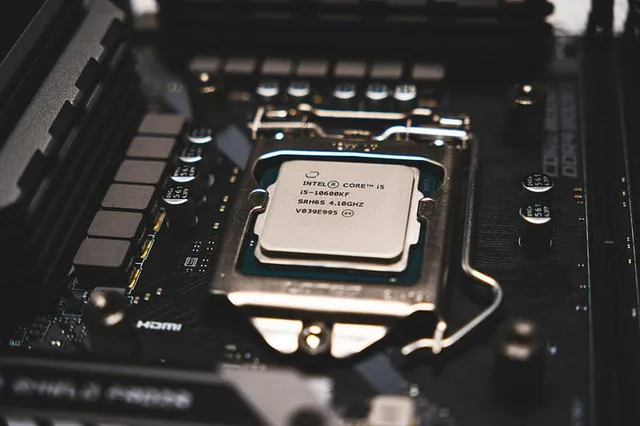 Processador Intel Core i5 encaixado no soquete de uma placa-mãe, ao lado dos pentes de memória RAM